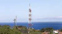 Da bi Primorci sploh lahko poslušali slovenske radijske programe, 
je Slovenija povečala moč radijskih signalov. 