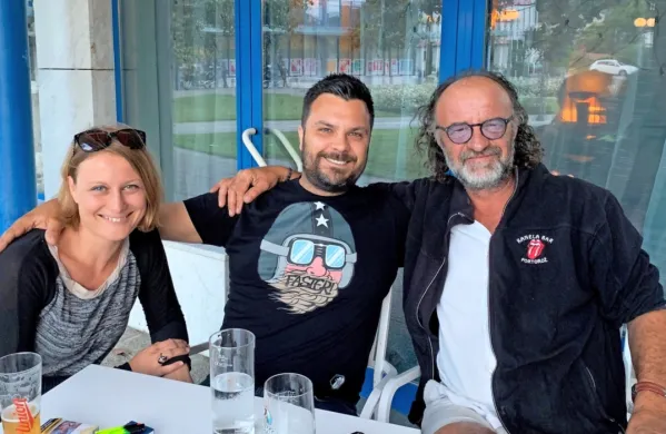 David Morgan (v sredini) v družbi Dragana Sojiča in še ene članice 
“Kanela bar teama”, Nike Čelhar