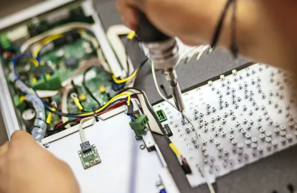 Instrumentation Technologies  z več kot dvajsetletnimi izkušnjami 
ponuja prebojne rešitve na področju pospeševalnikov osnovnih 
delcev, interneta stvari, pametnih mest in medicine.