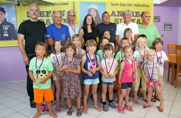 Najmlajši smučarji SK Dol Ajdovščina so sezono sklenili z B člansko 
reprezentantko Andrejo Slokar (zadaj v sredini).