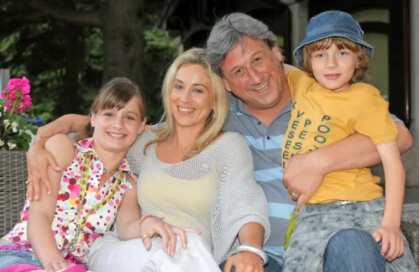 Drevi bo na ankaranski plaži brezplačna projekcija filma Vlomilci 
delajo poleti (2010), v  katerem družino Erjavec igrajo (z leve) 
Ondina Kerec, Nina Ivanič, Roman Končar in Črtomir Perharič. 