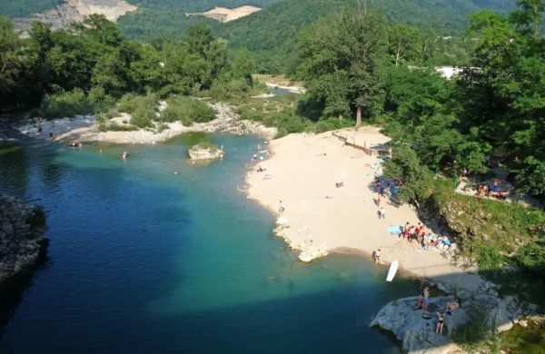 Pod mostom čez Sočo so si Desklani uredili ne le plažo, marveč 
tudi poletno zbirališče. 