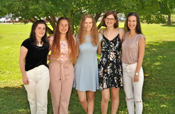 Diamantna maturantka Tinkara Božič (prva z desne) v družbi z 
zlatimi maturantkami Škofijske gimnazije Vipava  Lucijo Pišot, 
Majo Kobal, Tjašo Žgavec in  Evo Brumat