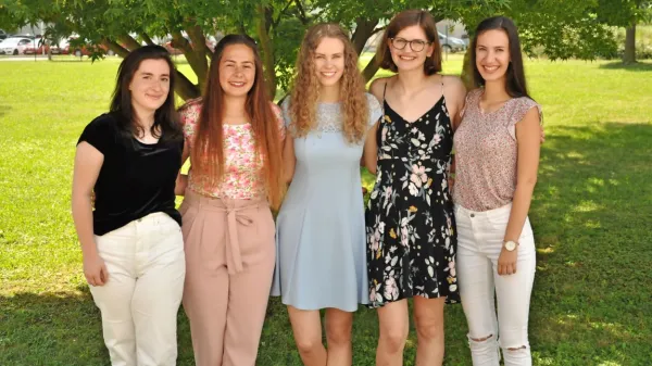 Diamantna maturantka Tinkara Božič (prva z desne) v družbi z 
zlatimi maturantkami Škofijske gimnazije Vipava  Lucijo Pišot, 
Majo Kobal, Tjašo Žgavec in  Evo Brumat