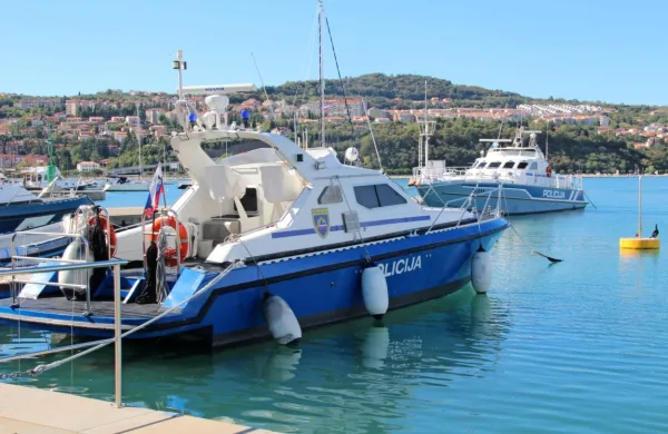 Policijski čoln P-66 je na suhem že od lani,  s P-111, ki je večinoma 
privezan ob pomolu,  pa so policisti včeraj odpluli na morje. 