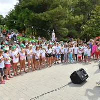 Otroci so na Debelem rtiču pripravili havajski dan
