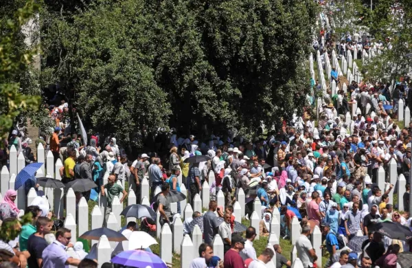 V Srebrenico se vsako leto zgrinja na tisoče ljudi, ki se v bližnjem 
spominskem centru v Potočarih poklonijo žrtvam genocida.