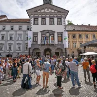 Žrtev genocida v Srebrenici so se danes z minuto molka spomnili 
tudi v Ljubljani.