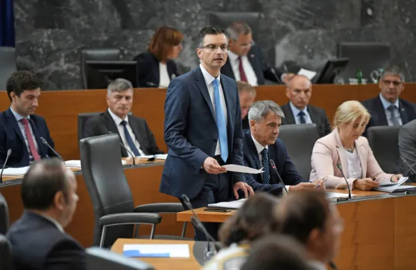 Premier Marjan Šarec razmišlja o možnosti vezave zaupnice v DZ 
na predlog proračuna za prihodnji dve leti.
