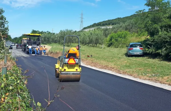 Delavci podjetja CPK bodo sanirali poškodbe in novo asfaltno 
prevleko namestili na območju od križišča pri Vardi v smeri proti 
središču Dekanov.  