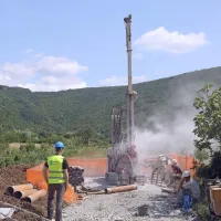 Začeli vrtati vrtino za izčrpavanje razlitega kerozina
