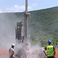 Začeli vrtati vrtino za izčrpavanje razlitega kerozina