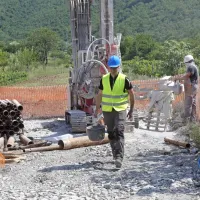 Začeli vrtati vrtino za izčrpavanje razlitega kerozina
