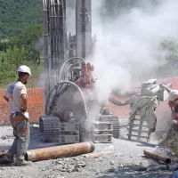 Začeli vrtati vrtino za izčrpavanje razlitega kerozina