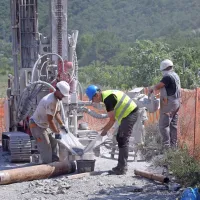 Začeli vrtati vrtino za izčrpavanje razlitega kerozina