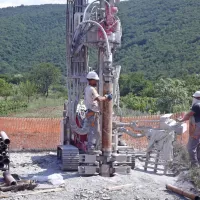 Začeli vrtati vrtino za izčrpavanje razlitega kerozina