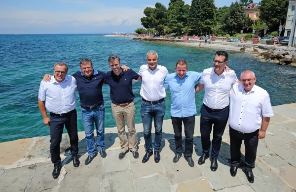 Zbrane župane sta Danilo Markočič in Aleš  $@   Bržan po izjavi za 
javnost z barko popeljala po morju 