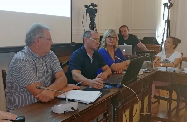 Gašpar Gašpar Mišič, direktor Okolja Piran (na fotografiji v sredini) 
je predstavil finančno poročilo za minulo leto in načrte za 
letošnje.
