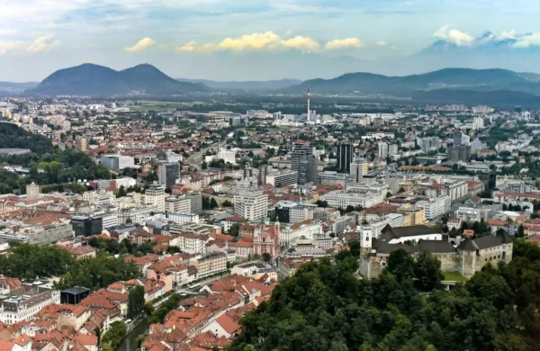  Najvišje temperature v najtoplejših mesecih naj bi v slovenski 
prestolnici leta 2050 narasle za osem stopinj Celzija, povprečna 
letna temperatura naj bi bila višja za 3,5 stopinje Celzija.