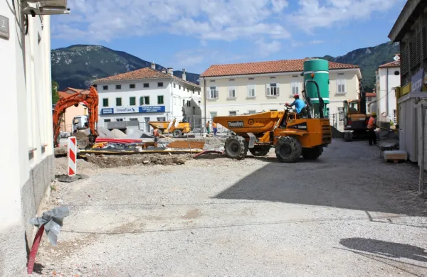 Lavričev trg je trenutno zaradi urejanja plinske napeljave zaprt za 
ves promet, na njem so le delovni stroji. 