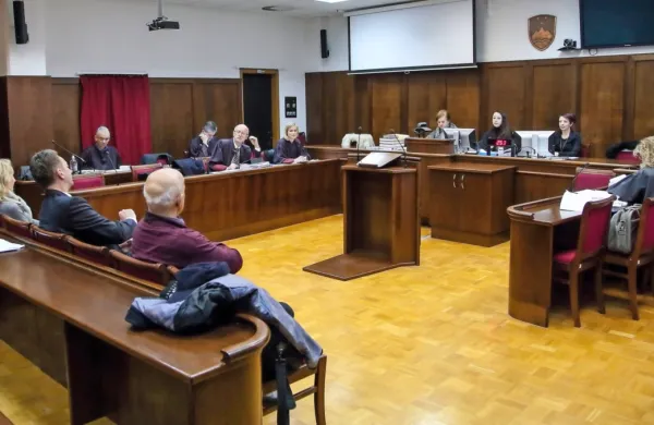 Nekaj mesecev pred zastaranjem v zadevi Kopališče je sodnica 
porotnica odstopila in sprožila številna ugibanja.