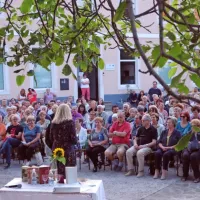 Narečni večer je na dvorišče nekdanje osnovne šole, danes Hiše 
kulture, pritegnil zelo veliko ljudi.  
