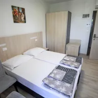 Sobe so brez televizije, imajo pa repliko cerkvene slike iz leta 1520  o Marijinem prikazanju.   