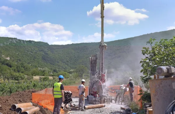 Mesto vrtine je določeno tako, da bi s čim večjo verjetnostjo 
prestregli širjenje onesnaženja v podzemni vodi ter nadzirali oblak 
onesnaženja.