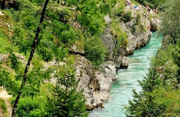 S plavajočim protestom na Mostu na Soči danes vrhunec Balkan Rivers Tour