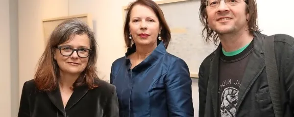 Majda Skrinar in Gašper Malej z veleposlanico Jadranko Šturm 
Kocjan (v sredini). 