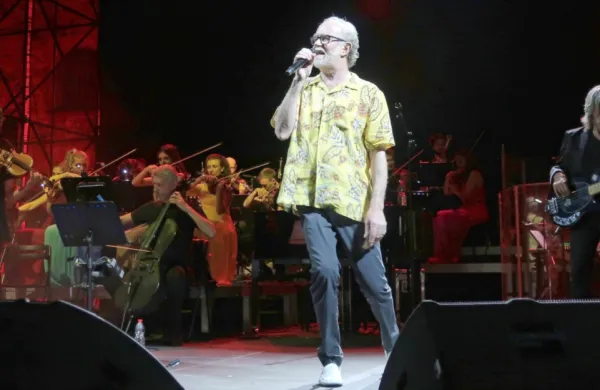  Francesco De Gregori na turneji prepeva ob simfoničnem orkestru, bendu,  kvartetu in dveh spremljevalnih pevkah.  