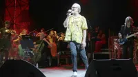  Francesco De Gregori na turneji prepeva ob simfoničnem orkestru, bendu,  kvartetu in dveh spremljevalnih pevkah.  