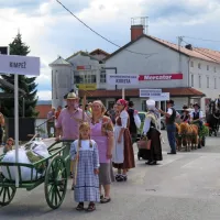 V ospredju so člani Konjeniškega društva Naklo Koreta, ki so na 
včerajšnjem prazniku osvojili drugo mesto. S seboj so pripeljali 
voz, ki mu pravijo kimpež.