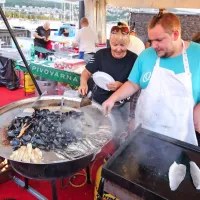 Na fešti kalamarov  gostinci ponujajo tudi školjke in druge 
dobrote. 