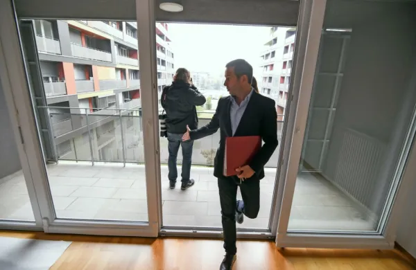 “Država bi morala z drugimi ukrepi poskrbeti, da bi se ponudba 
nepremičnin na trgu povečala, s čimer bi olajšala tudi dostopnost 
do primernih stanovanj za državljane, saj bi se s tem cene znižale,