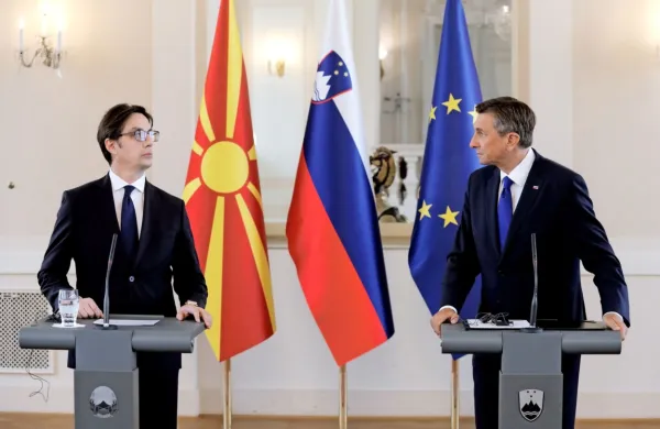 Predsednik republike Borut Pahor je v  pogovorih s kolegom iz 
Severne Makedonije Stevom Pendarovskim znova izrazil podporo 
Slovenije približevanju te države EU in zvezi Nato. 