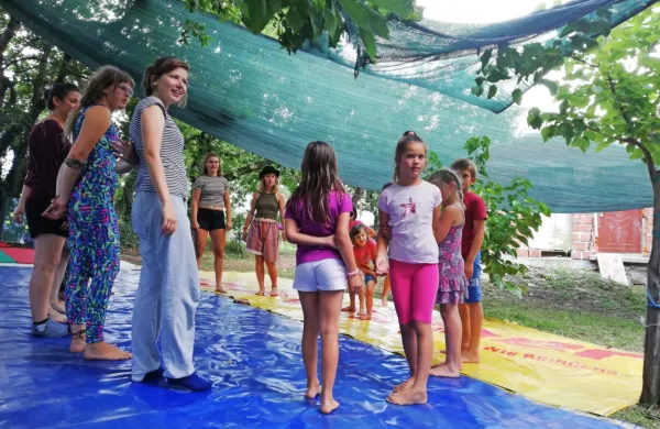 Mladi udeleženci otroške cirkuške delavnice so žonglirali, hodili po 
vrvi, delali človeške piramide ...