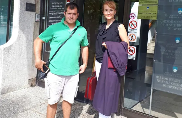 Dušan Kojić z odvetnico Viktorijo Badovinac Švarc, ki pravi, da bi 
tožilstvo lahko že pred dvema letoma ugotovilo nasprotja v 
oškodovančevih izpovedih.