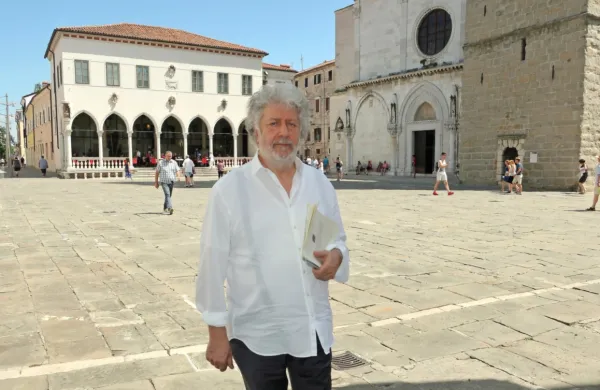 Alfredo Barchi bo na Titovem trgu v Kopru dirigiral 47-članskemu 
orkestru.   