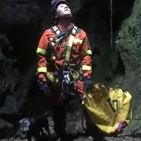 Roki je po prvem navdušenju mirno čakal na rešitev v rumeni vreči.