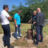   V dveh vrtinah oziroma vodnjakih, kjer vodo pregleduje  agencija 
za okolje, so  sinoči  zaznali kerozin.