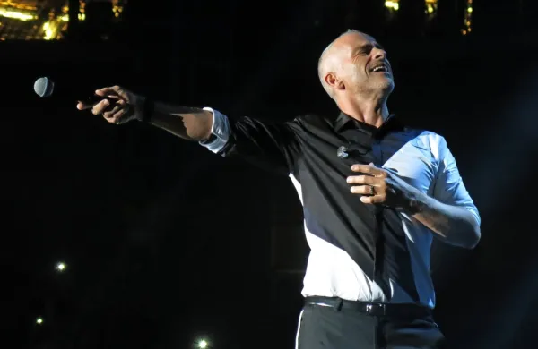 V ljubljanski Areni Stožice bo 23. novembra v sklopu turneje, na 
kateri predstavlja svoj album Vita ce n'e, nastopil italijanski pevec 
Eros Ramazzotti.