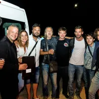 Organizator festivala David Morgan (četrti z leve) v družbi 
povezovalca prireditve Simona Pribca (drugi z leve) in glasbene 
druščone iz priložnostnega Kanela bar All Stars Banda.