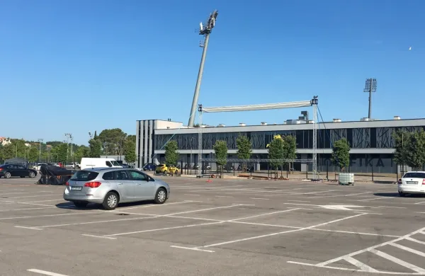 Na parkirišču pri stadionu Bonifika je veliko platno že nared za 
fimski večer.