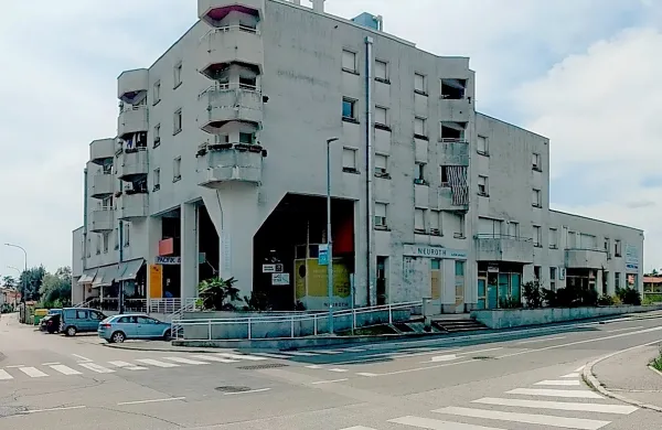 Križišče bodo dvignili, da bo bolj varno za pešce in kolesarje. 