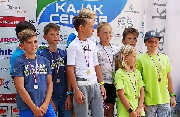 Mladi tekmovalci so se razveselili medalj.