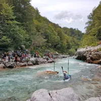   Državno prvenstvo v slalomu za mlajše kategorije je potekalo v lepem okolju.