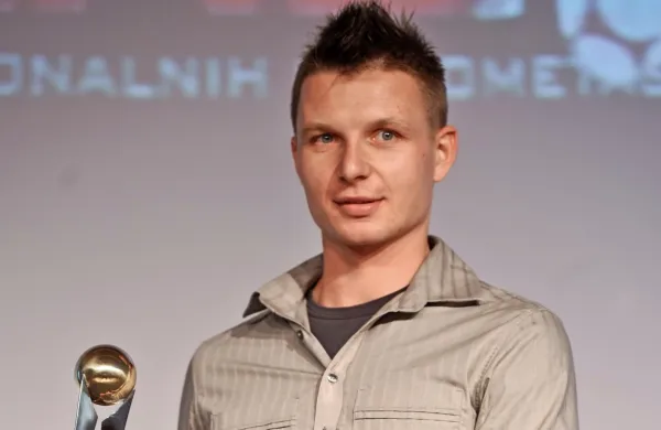 Konec maja je Apačanu Daretu Vršiču, ki je poklicno nogometno 
pot začel v Muri,  potekla potekla pogodba v Mariboru, v koprskem 
drugoligašu pa so se očitno odločili,  da bodo tudi okoli njega 
gradili zgodbo o vrnitvi v prvo SNL.