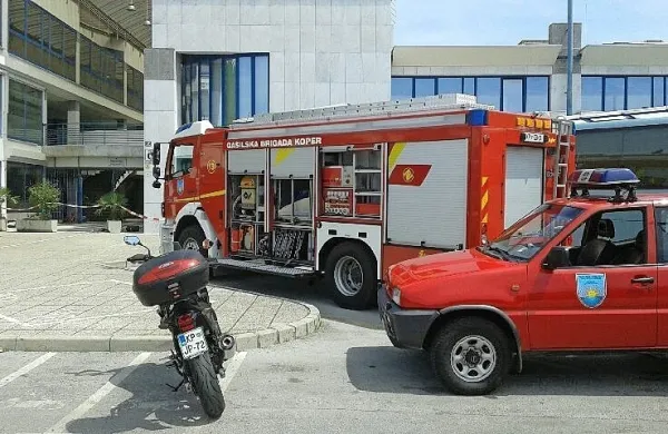 Podjetnik v Trgovsko-poslovnem centru Luciji je danes prejel 
sumljivo pošiljko, iz katere se je vsul bel prah. Kraj je zavarovan, tri 
osebe pa so izolirane. 
