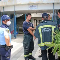 Zaradi varnosti so si policisti nadeli maske.